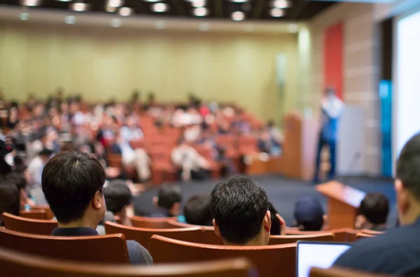 Conference Photo Audience Tech Speaker Giving Speech Seminar Presenter Ceo — Stock Photo, Image