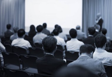 Salonda dinleyicilere sunum yapan uzman konuşmacı ile seminer. Kopyalama alanı için boş iş sunu ekranı. Yönetici sunucu bir konuşma yapıyor. Atölye dersinde liderlik eğitim koçu.