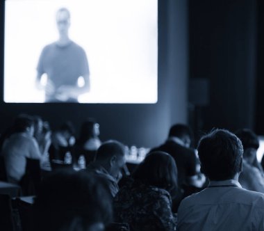 Teknik konuşmacı dinleyicilere seo semineri veriyor. Dijital pazarlama atölyesindeki girişimciler sunucuyu dinliyor. Konferans salonunda pazarlama eğitimi. Teknoloji yöneticisi derste.