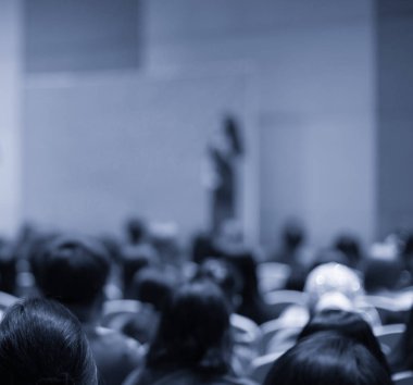 Şirket konferansında seminer sunucusu konuşma yapıyor. Kadın konuşmacı izleyicilere konferans veriyor. Teknoloji şirketinin eğitim etkinliği sırasında tartışmayı yürüten kadın yönetici..