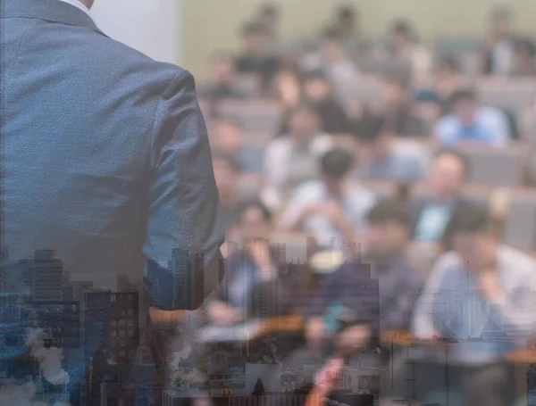 Konferensfotopublik Och Talare Håller Tal Seminarium Presentatör Forum Fastighetsexpert Utbildningsföreläsning — Stockfoto