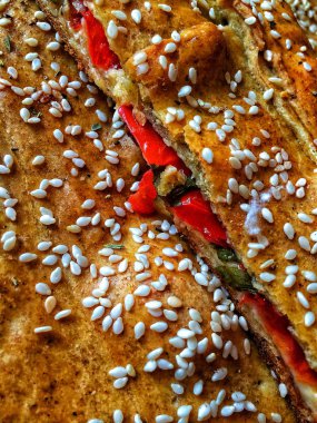 kırmızı biber ve susam ile pasta