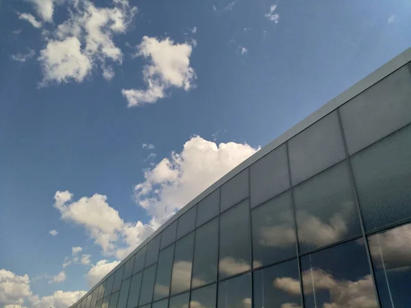 Białe Chmury Błękitne Niebo Odbijające Się Szklance Budynku — Zdjęcie stockowe