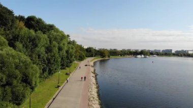 Moskova park yaz güneşi
