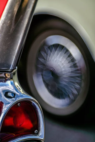 Vista de cerca parte de un coche viejo vintage con efecto burbuja bokeh . — Foto de Stock