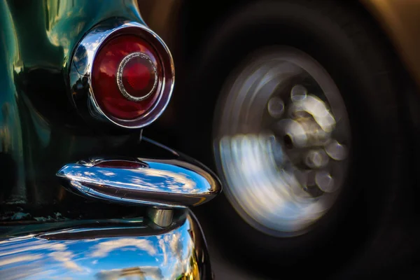 Lámpara trasera retro faro vintage coche clásico . — Foto de Stock