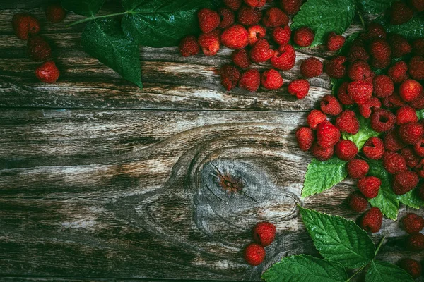 Червона свіжа малина на коричневому фоні сільського дерева . — стокове фото