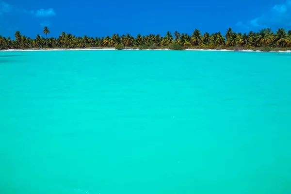 Lagoa com água azul-turquesa — Fotografia de Stock