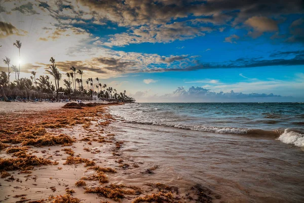 Carribean férias, belo pôr do sol sobre a praia tropical em Punta Cana . — Fotografia de Stock