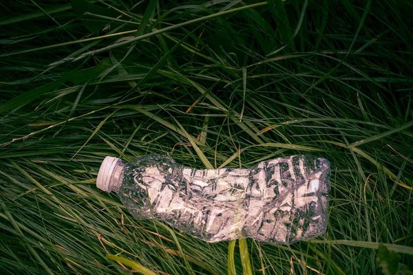 Ecology concept. Plastic bottles in the green grass. The problem — Stock Photo, Image