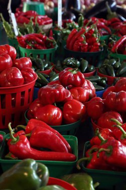 Biyolojik, doğal ekilmiş tatlı ve acı biber.