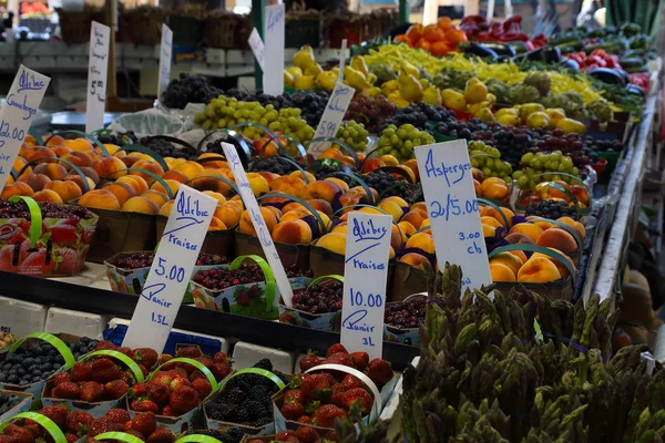 Fresh and organic fruits and vegetables at the local farmers mar — Stock Photo, Image