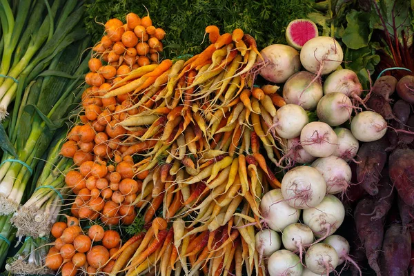 Foto de mercado de granja con diferentes verduras y verduras . —  Fotos de Stock