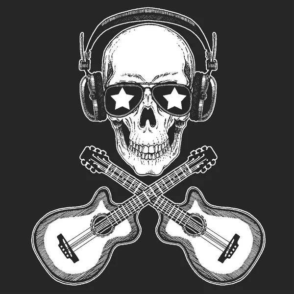 Crânio estrela de rock fresco usando óculos de discoteca e fones de ouvido Festival de música retro. Asas. emblema de metal pesado para concerto, cartaz, t-shirt — Vetor de Stock