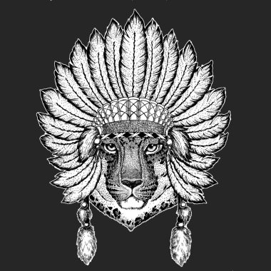Vahşi kedi Leopar kedi-o-dağ Panter'in geleneksel etnik Hint boho headdress kabile şaman şapka tören öğesi
