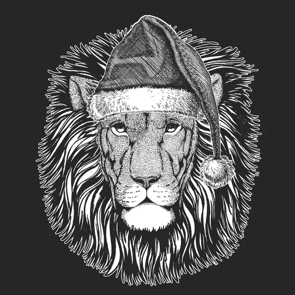 Wilde kat. Lion Kerstmis, Nieuwjaar viering. Santa Claus winter muts. Xmas hoofdtooi. — Stockvector