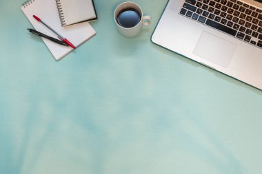 Office profili. Not defteri kadar sahte. Klavye ile defter. Kahve ve yastık ile dizüstü bilgisayar. Modern arka plan.