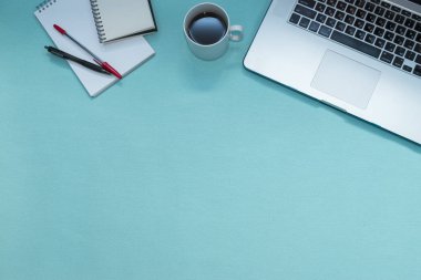 Office profili. Not defteri kadar sahte. Klavye ile defter. Kahve ve yastık ile dizüstü bilgisayar. Modern arka plan.