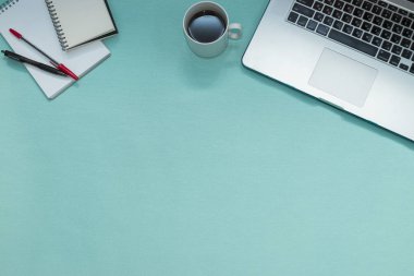 Office profili. Not defteri kadar sahte. Klavye ile defter. Kahve ve yastık ile dizüstü bilgisayar. Modern arka plan.