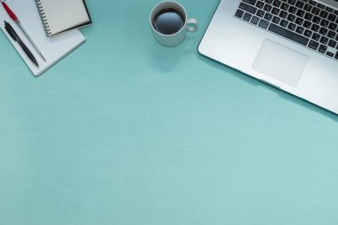 Office profili. Not defteri kadar sahte. Klavye ile defter. Kahve ve yastık ile dizüstü bilgisayar. Modern arka plan.