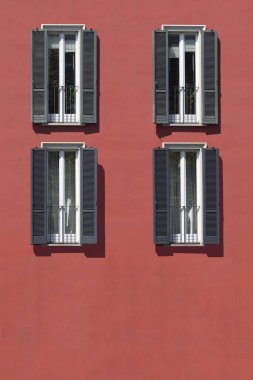 Vintage pencere. Klasik İtalyan pencere. Milan. İtalya. Ev, ev, açık. Eski bina.