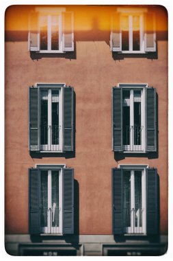 Vintage pencere. Klasik İtalyan pencere. Milan. İtalya. Ev, ev, açık. Eski bina.