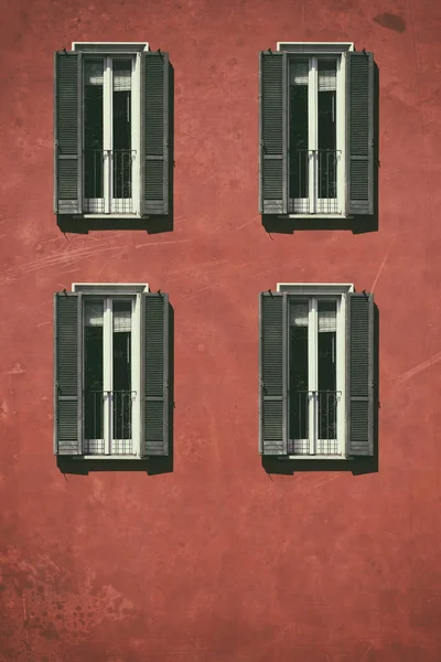 Vintage fönster. Klassiska italienska fönster. Milan. Italien. Hus, hem, utomhus. Gammal byggnad. — Stockfoto