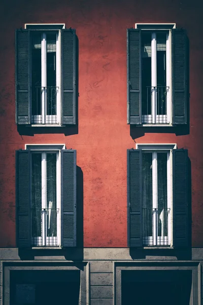 Vintage okno. Klasický italský okno. Milán. Itálie. Dům, domácí, venkovní. Stará budova. — Stock fotografie