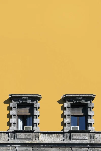 Vintage fönster. Klassiska italienska fönster. Milan. Italien. Hus, hem, utomhus. Gammal byggnad. — Stockfoto