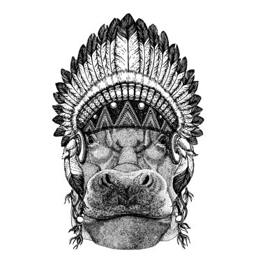 Su aygırı, su aygırı, behemoth, nehir-at vahşi hayvan giyen inidan headdress tüyleri ile. Boho chic tarzı Gösterim amacıyla dövme, amblem, rozet, logo, yama. Çocuk giyim