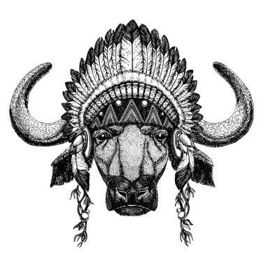 Bison, öküz, manda. Vahşi hayvan giyen inidan headdress tüyleri ile. Boho chic tarzı Gösterim amacıyla dövme, amblem, rozet, logo, yama. Çocuk giyim