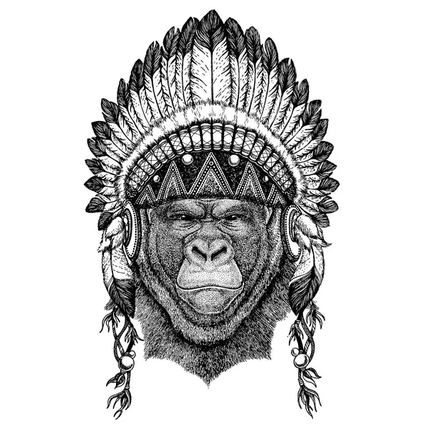 Горилла, обезьяна Дикое животное в головном уборе с перьями. Бохо шикарный стиль иллюстрации для татуировки, эмблемы, значка, логотипа, патча. Детская одежда — стоковый вектор