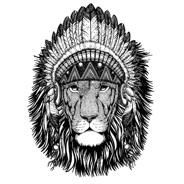 León Animal salvaje con tocado inidan con plumas. Ilustración de estilo boho chic para tatuaje, emblema, insignia, logotipo, parche. Ropa de niños — Vector de stock