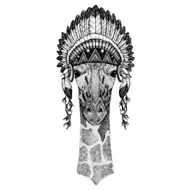 Zürafa, camelopard, Hayvanat Bahçesi. Vahşi hayvan giyen inidan headdress tüyleri ile. Boho chic tarzı Gösterim amacıyla dövme, amblem, rozet, logo, yama. Çocuk giyim