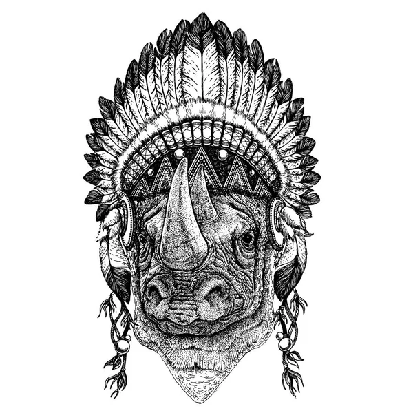 Rinoceronte, rinoceronte, zoológico. Animal selvagem usando cobertura para a cabeça de inidan com penas. Ilustração de estilo chique Boho para tatuagem, emblema, crachá, logotipo, remendo. Roupas infantis —  Vetores de Stock