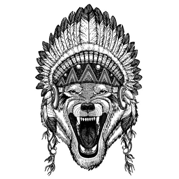 Lobo salvaje, perro. Animal con tocado de inidan con plumas. Ilustración de estilo boho chic para tatuaje, emblema, insignia, logotipo, parche. Ropa de niños — Vector de stock