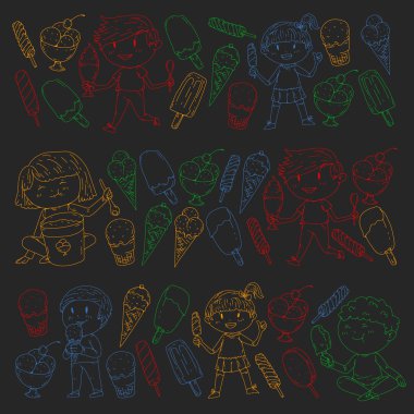 Küçük çocuklar dondurma yemek. Tatlı çilek şeker çocuklar için. Lezzetli vanilya, portakal, kivi tatlı.