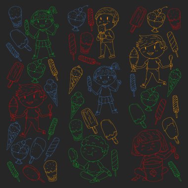 Küçük çocuklar dondurma yemek. Tatlı çilek şeker çocuklar için. Lezzetli vanilya, portakal, kivi tatlı.