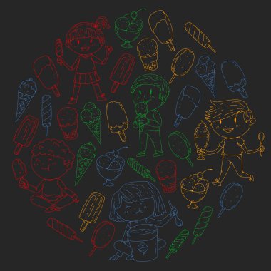 Küçük çocuklar dondurma yemek. Tatlı çilek şeker çocuklar için. Lezzetli vanilya, portakal, kivi tatlı.