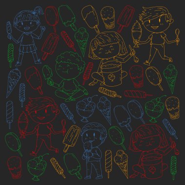 Küçük çocuklar dondurma yemek. Tatlı çilek şeker çocuklar için. Lezzetli vanilya, portakal, kivi tatlı.