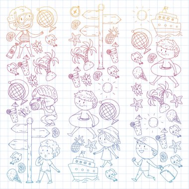 Mutlu çocuklar oynarken deniz kıyısı, plaj, deniz, okyanus. Çocuklar tatil ve seyahat. Yüzme, doodle simgeler küre, cruise gemisi, kokteyller