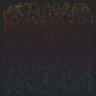 Küçük çocuklar dondurma yemek. Tatlı çilek şeker çocuklar için. Lezzetli vanilya, portakal, kivi tatlı.