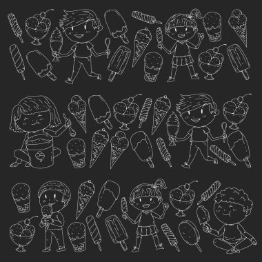 Küçük çocuklar dondurma yemek. Tatlı çilek şeker çocuklar için. Lezzetli vanilya, portakal, kivi tatlı.