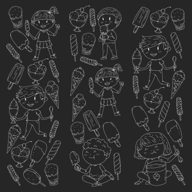 Küçük çocuklar dondurma yemek. Tatlı çilek şeker çocuklar için. Lezzetli vanilya, portakal, kivi tatlı.