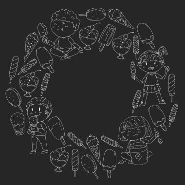 Küçük çocuklar dondurma yemek. Tatlı çilek şeker çocuklar için. Lezzetli vanilya, portakal, kivi tatlı.