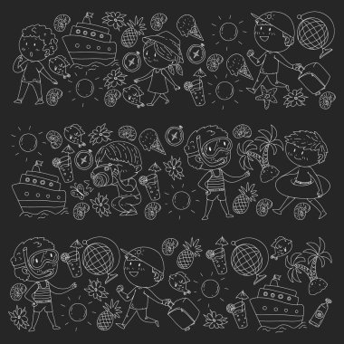 Mutlu çocuklar oynarken deniz kıyısı, plaj, deniz, okyanus. Çocuklar tatil ve seyahat. Doodle simgeler küre, cruise gemisi, kokteyller. Yazı tahtası