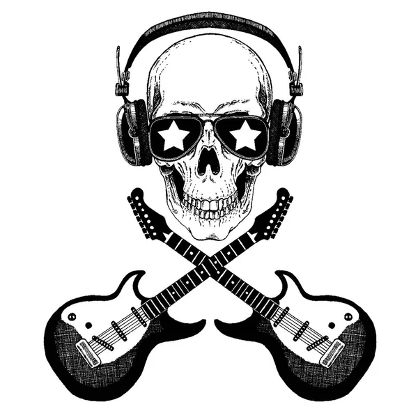 Crânio de música rock vetorial legal com fones de ouvido para t-shirt, emblema, logotipo, tatuagem, esboço, patch — Vetor de Stock