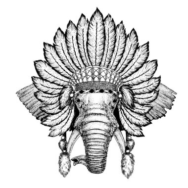 Vahşi hayvan giyen inidan headdress tüyleri ile. Boho chic tarzı Gösterim amacıyla dövme, amblem, rozet, logo, yama. Çocuk giyim.