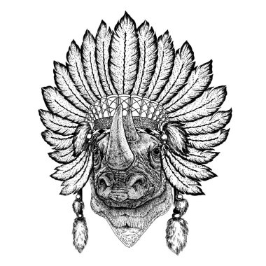 Vahşi hayvan giyen inidan headdress tüyleri ile. Boho chic tarzı Gösterim amacıyla dövme, amblem, rozet, logo, yama. Çocuk giyim.