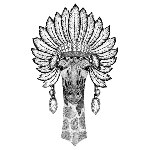 Animal salvaje con tocado inidan con plumas. Ilustración de estilo boho chic para tatuaje, emblema, insignia, logotipo, parche. Ropa de niños . — Vector de stock